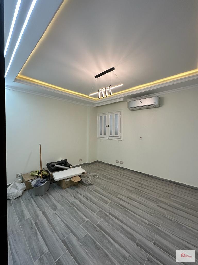 Maadi'de kiralık daire, sakin sokak, üçüncü kat, asansörsüz, 3 yatak odası, 2 banyo, yarı mobilyalı, 25 bin