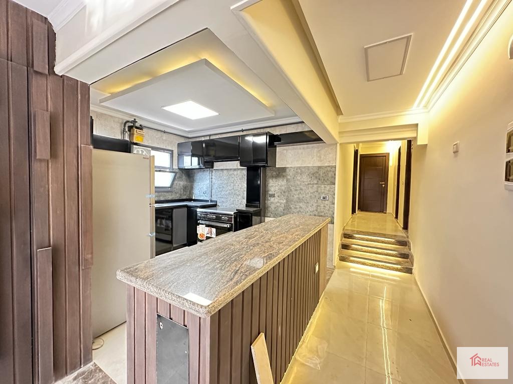 Appartement à louer à Maadi, rue calme, troisième étage, sans ascenseur, 3 chambres, 2 salles de bain, semi-meublé, 25 mille