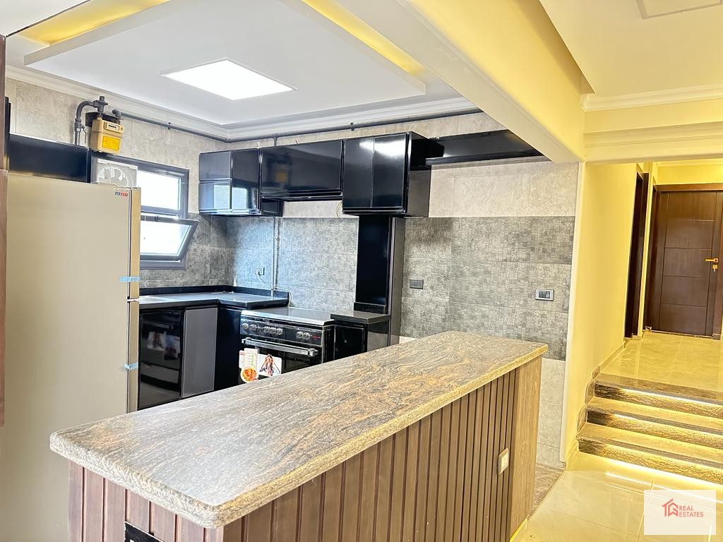 Appartement à louer à Maadi, rue calme, troisième étage, sans ascenseur, 3 chambres, 2 salles de bain, semi-meublé, 25 mille