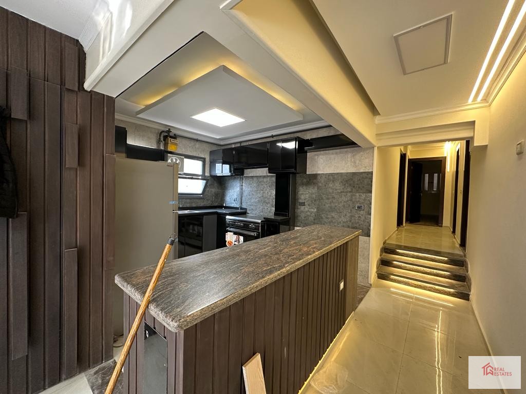 Appartement à louer à Maadi, rue calme, troisième étage, sans ascenseur, 3 chambres, 2 salles de bain, semi-meublé, 25 mille