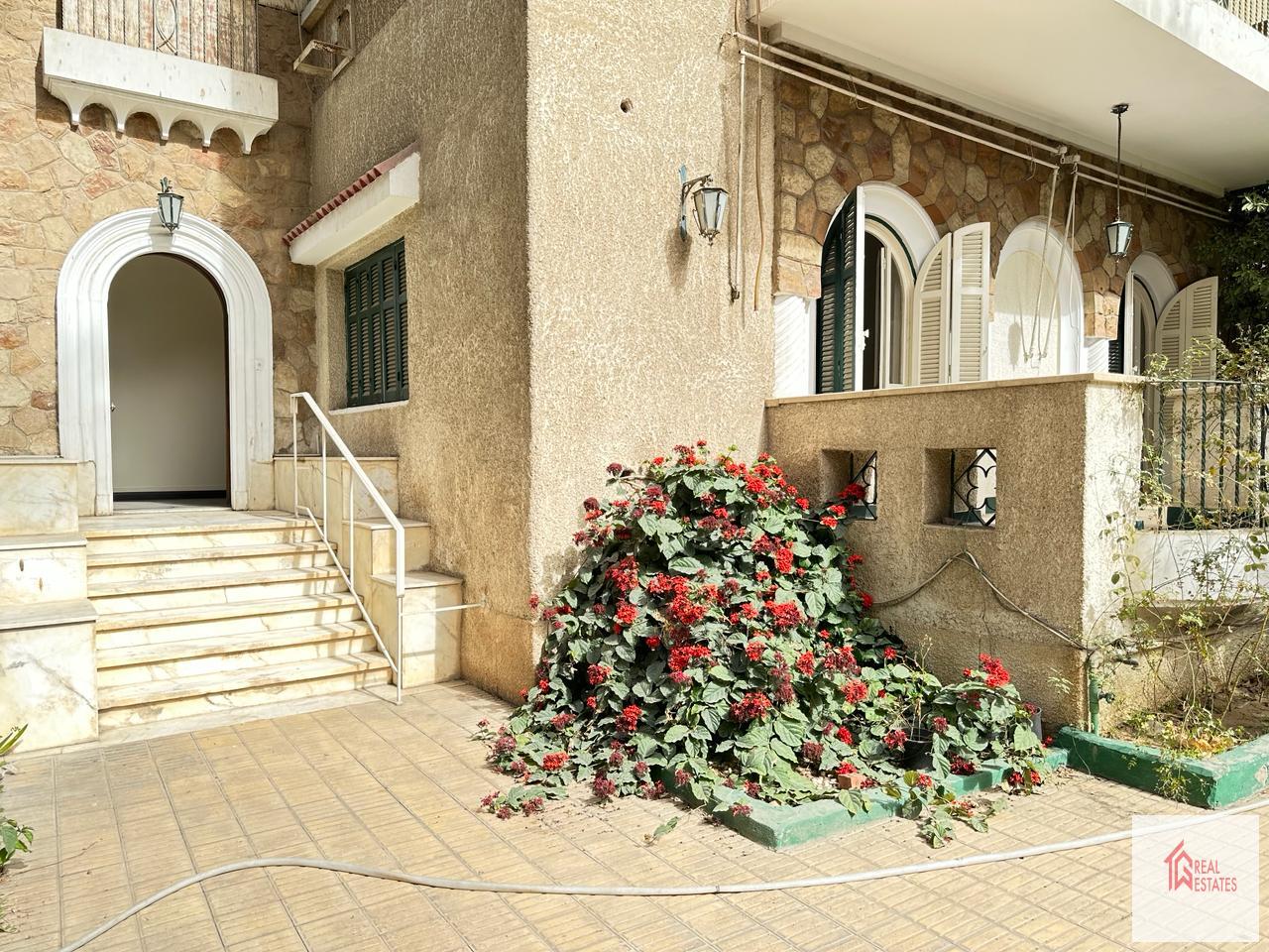 Appartement rez-de-chaussée à louer à Maadi Sarayat, cuisine, réception, salon, bureau, dressing, deux salles de bains, trois chambres, jardin privatif, rez-de-chaussée, entrée indépendante, 3 balcons.