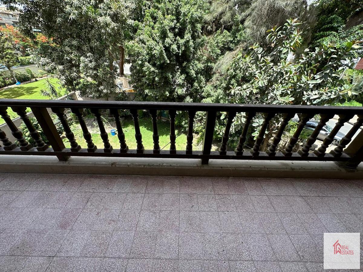 Mısır, Kahire'deki Maadi Sarayat'ta kiralık balkonlu, tam donanımlı villa.