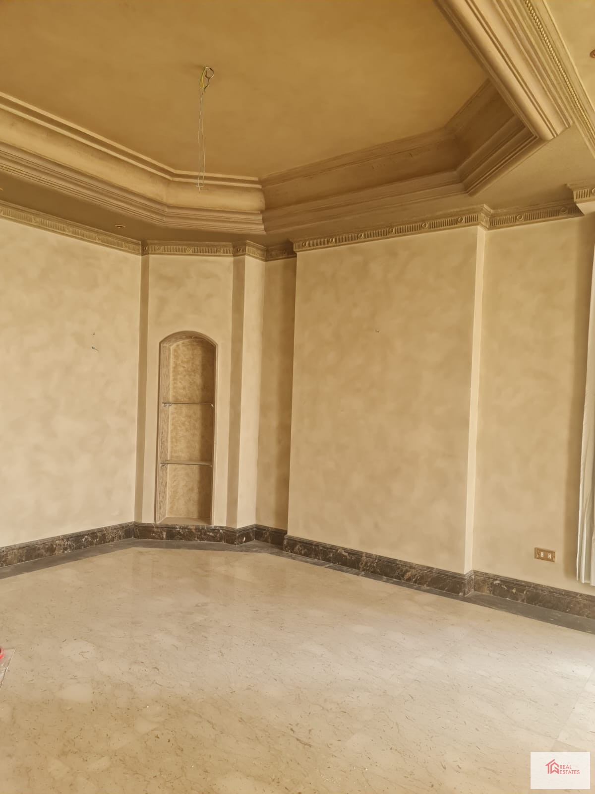 Kiralık 4 yatak odası, 2,5 banyo, mağaza, otopark, güvenlik.380 m2 katameya karşısı