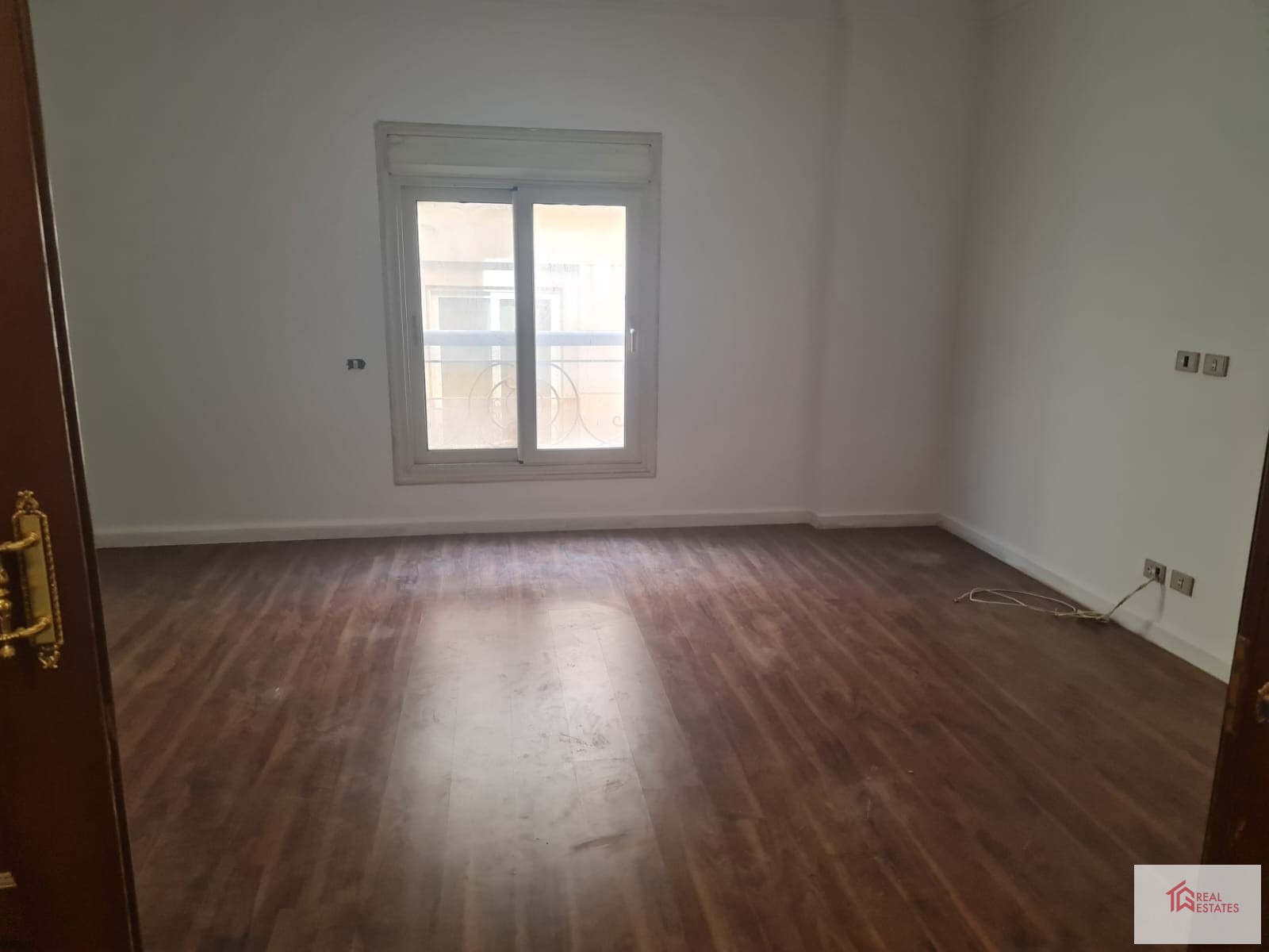 Kiralık 4 yatak odası, 2,5 banyo, mağaza, otopark, güvenlik.380 m2 katameya karşısı