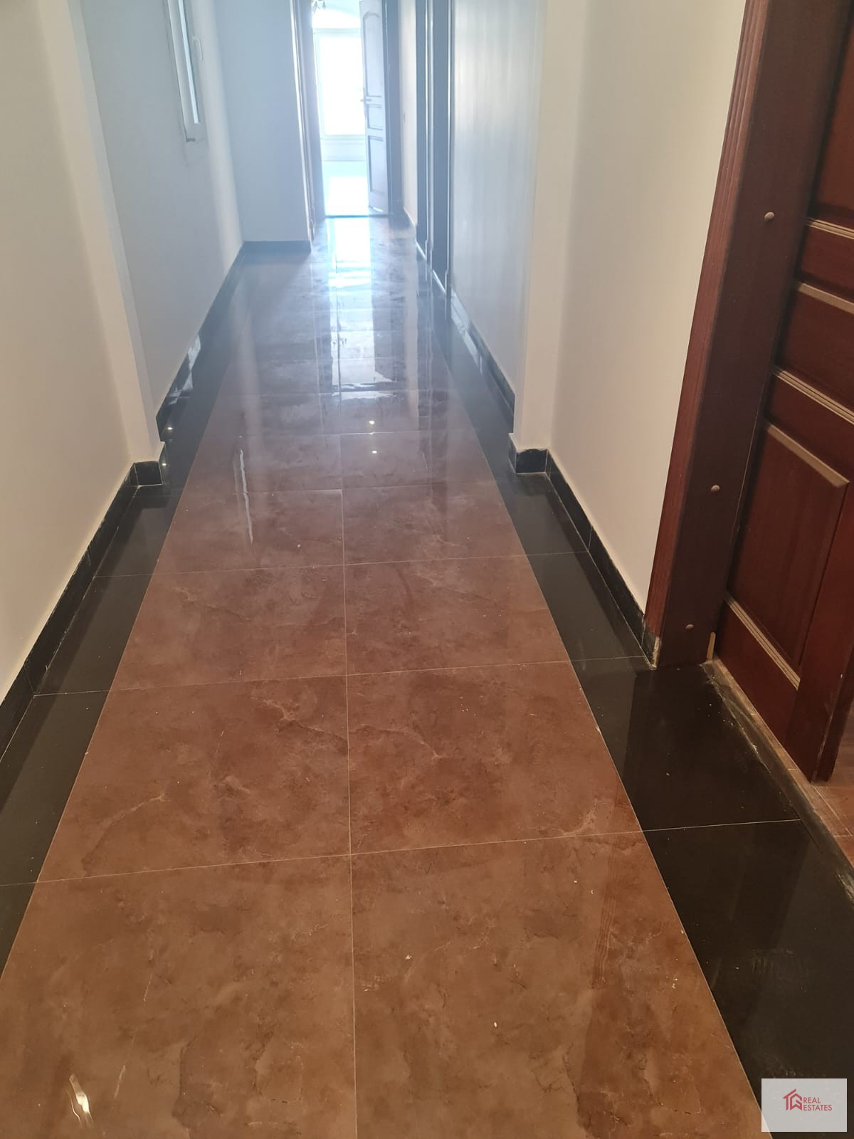 Kiralık 4 yatak odası, 2,5 banyo, mağaza, otopark, güvenlik.380 m2 katameya karşısı