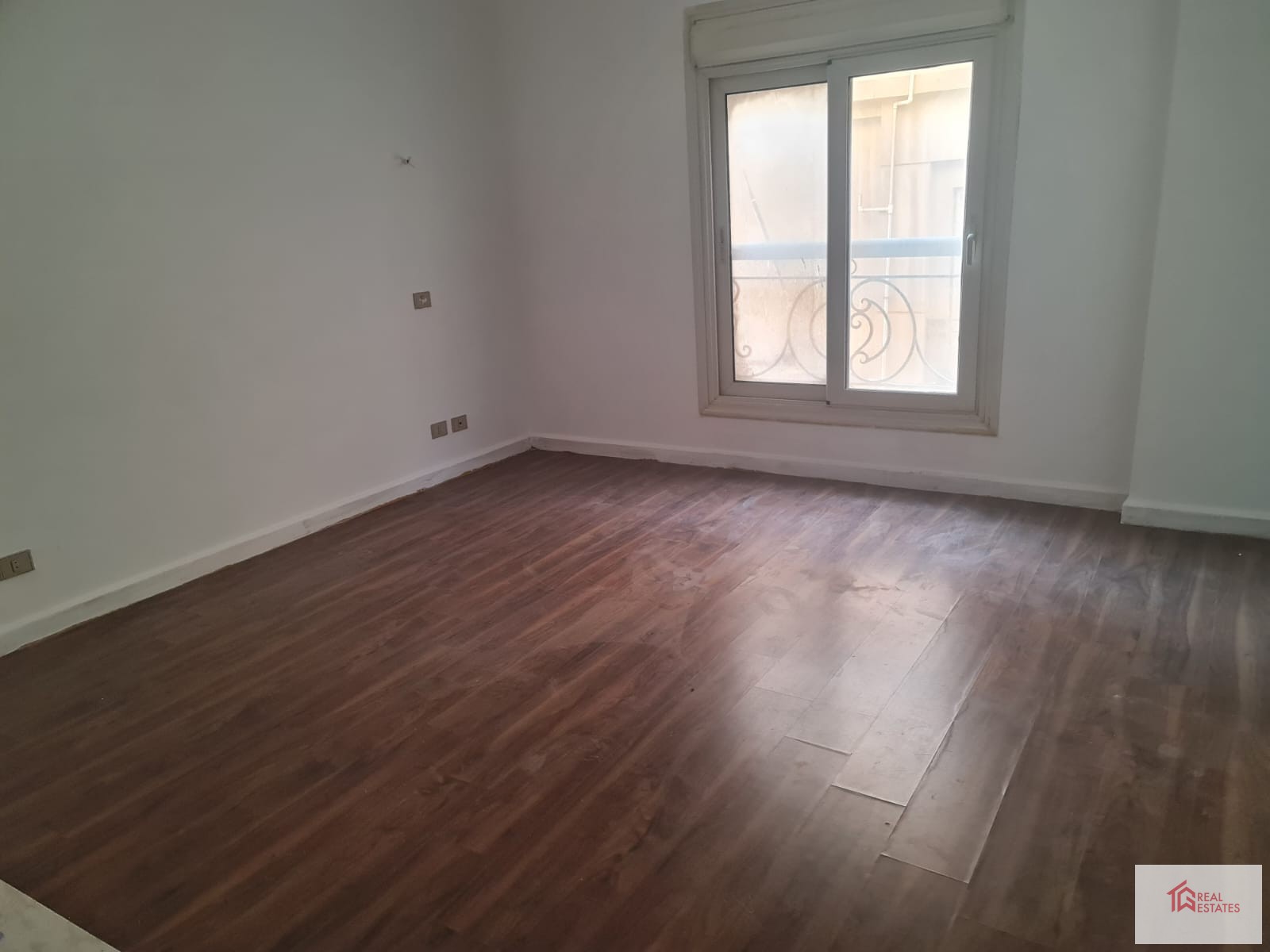 Kiralık 4 yatak odası, 2,5 banyo, mağaza, otopark, güvenlik.380 m2 katameya karşısı