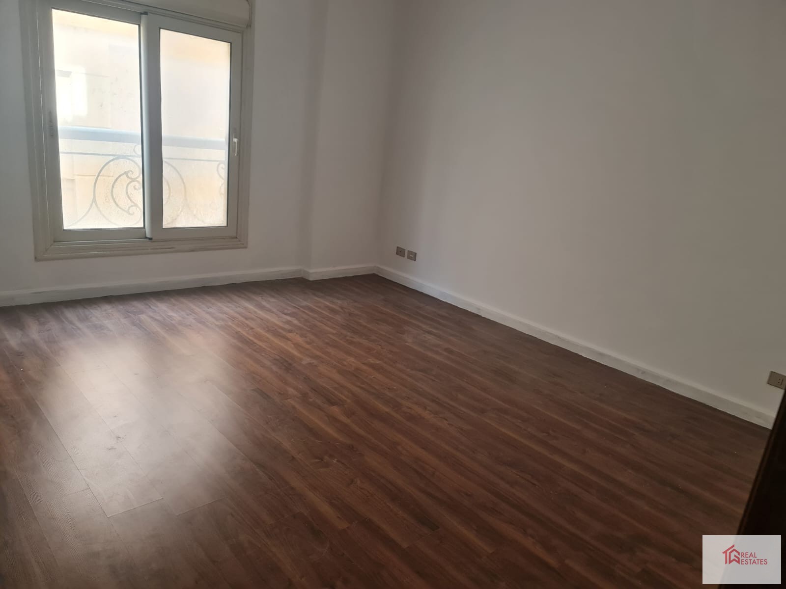 Kiralık 4 yatak odası, 2,5 banyo, mağaza, otopark, güvenlik.380 m2 katameya karşısı