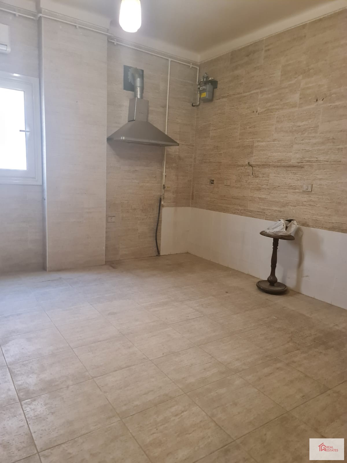 Kiralık 4 yatak odası, 2,5 banyo, mağaza, otopark, güvenlik.380 m2 katameya karşısı