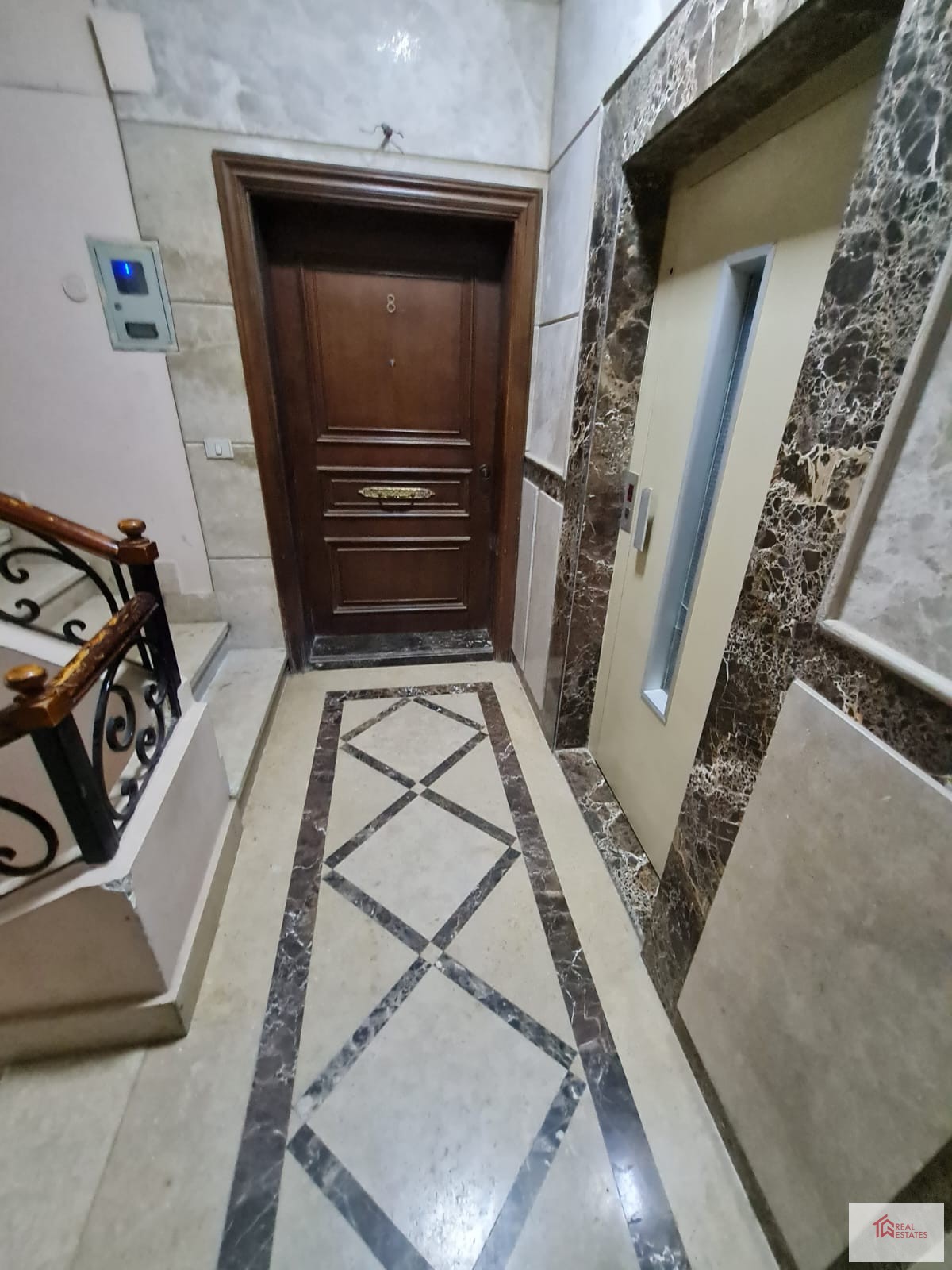 Kiralık 4 yatak odası, 2,5 banyo, mağaza, otopark, güvenlik.380 m2 katameya karşısı