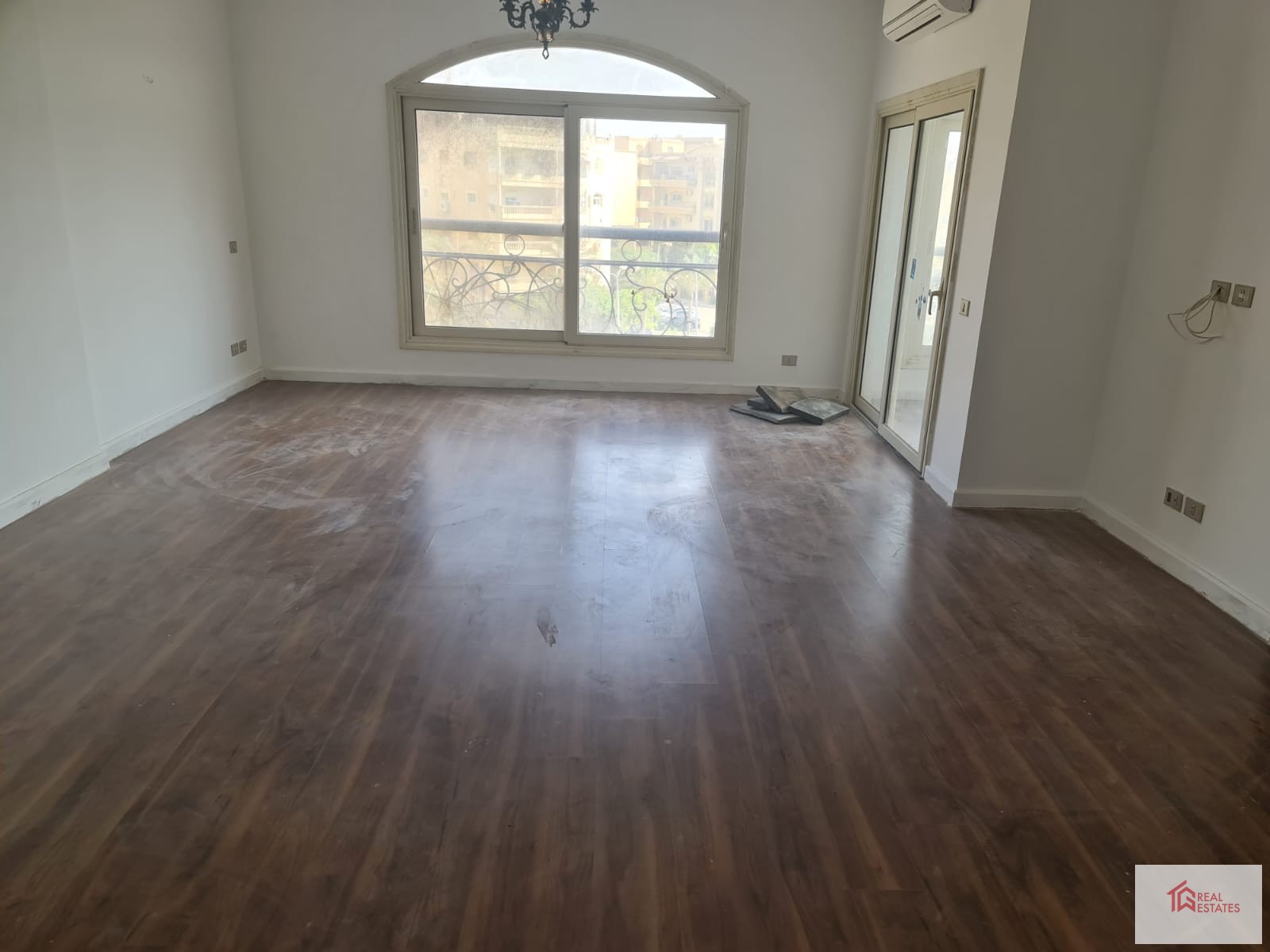 Kiralık 4 yatak odası, 2,5 banyo, mağaza, otopark, güvenlik.380 m2 katameya karşısı