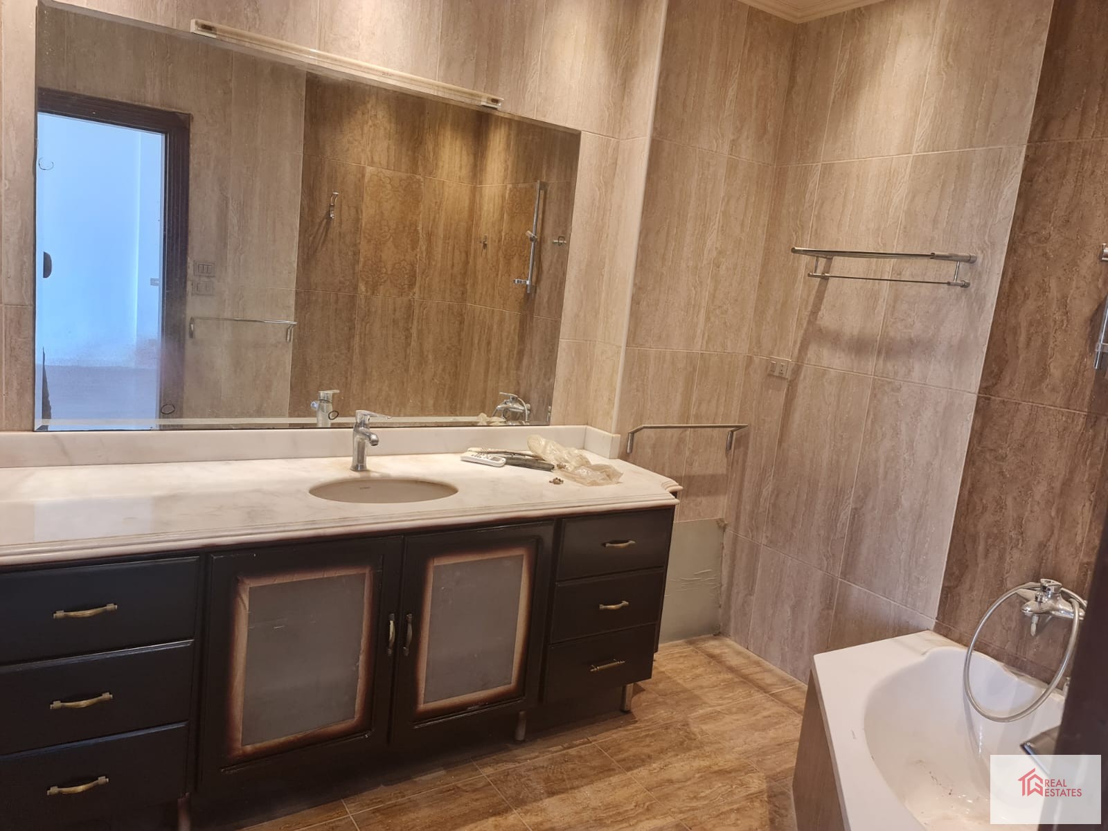 Kiralık 4 yatak odası, 2,5 banyo, mağaza, otopark, güvenlik.380 m2 katameya karşısı