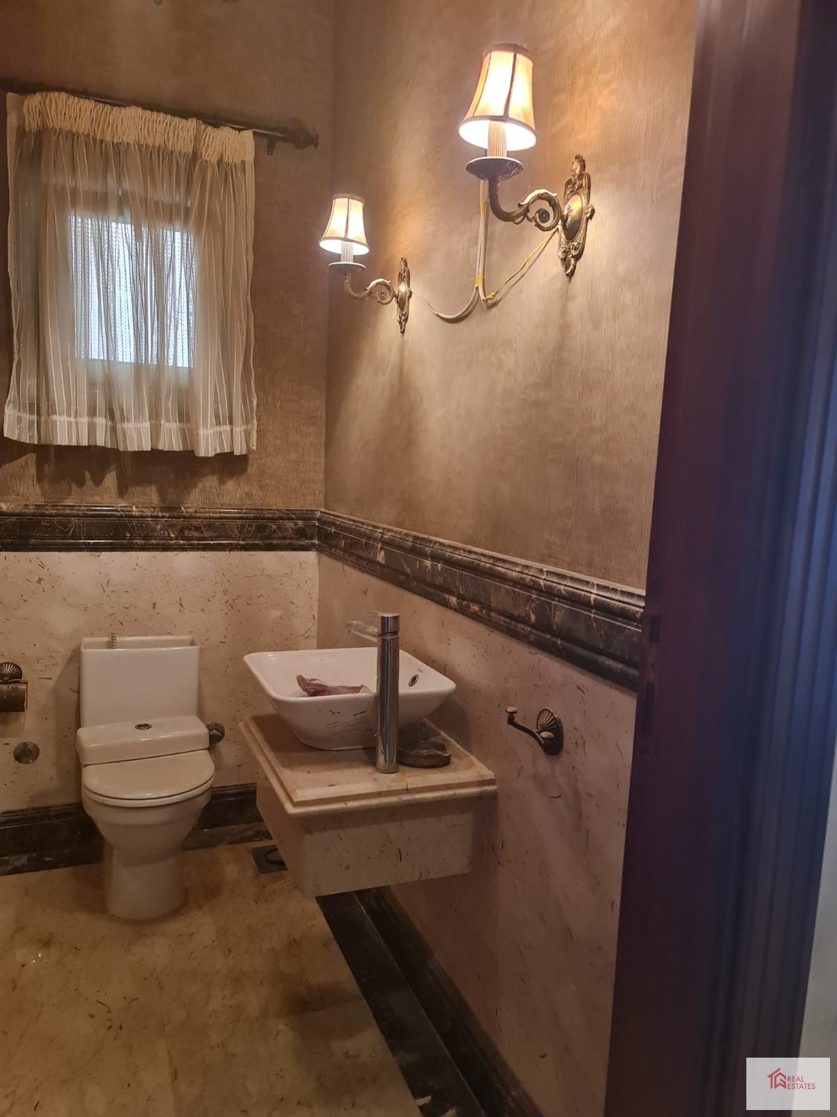 Kiralık 4 yatak odası, 2,5 banyo, mağaza, otopark, güvenlik.380 m2 katameya karşısı