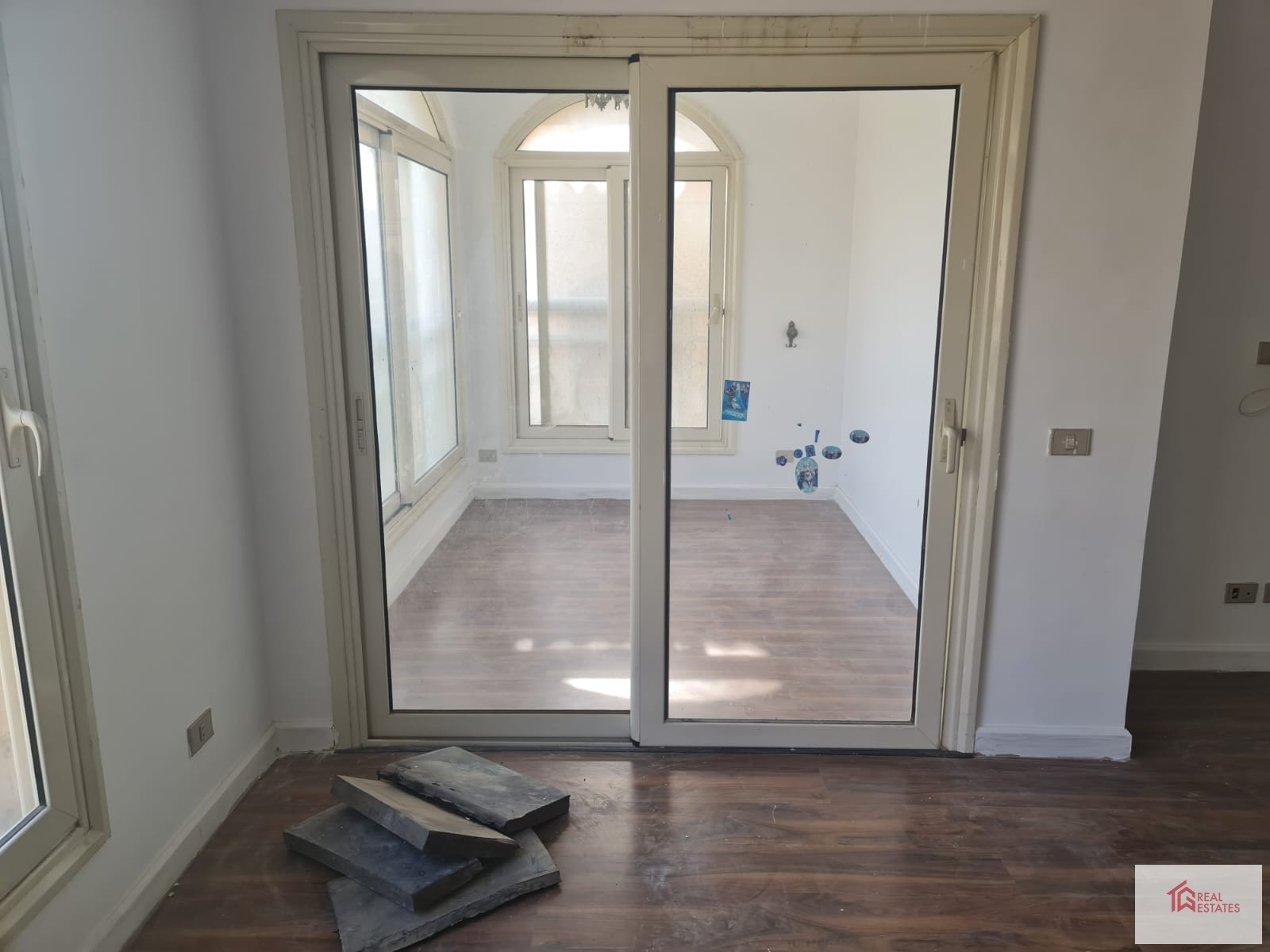 Kiralık 4 yatak odası, 2,5 banyo, mağaza, otopark, güvenlik.380 m2 katameya karşısı