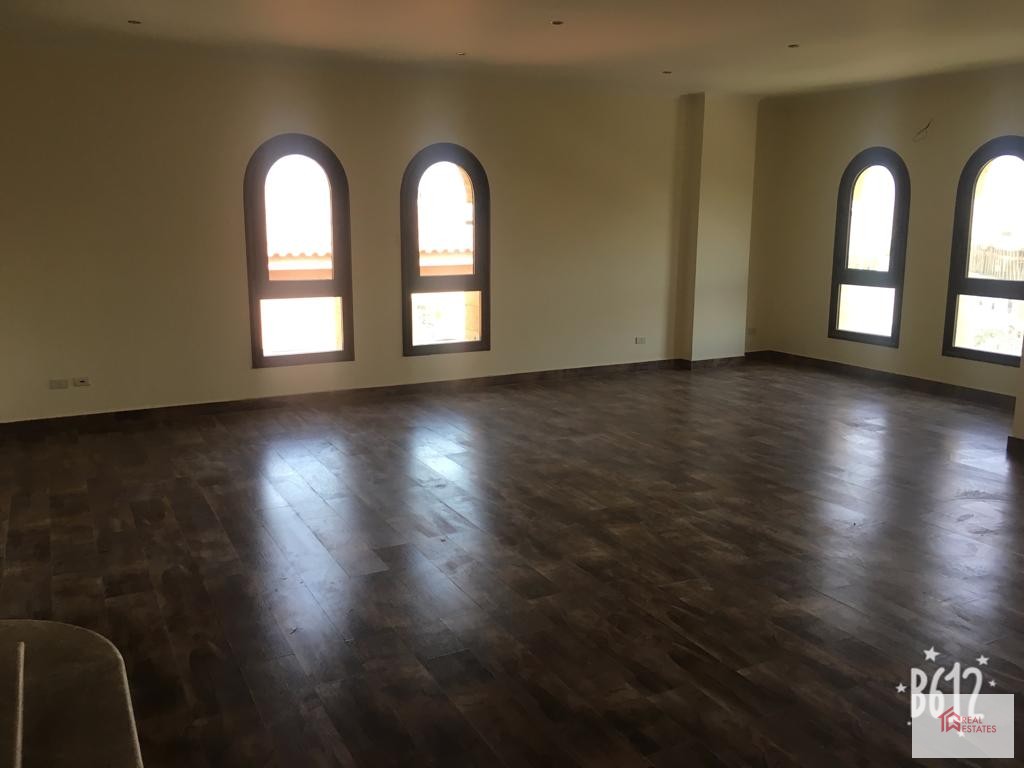 Apartamento alquiler nuevo El Cairo Egipto Deplomesyeen Compound con vistas al centro comercial Arabella