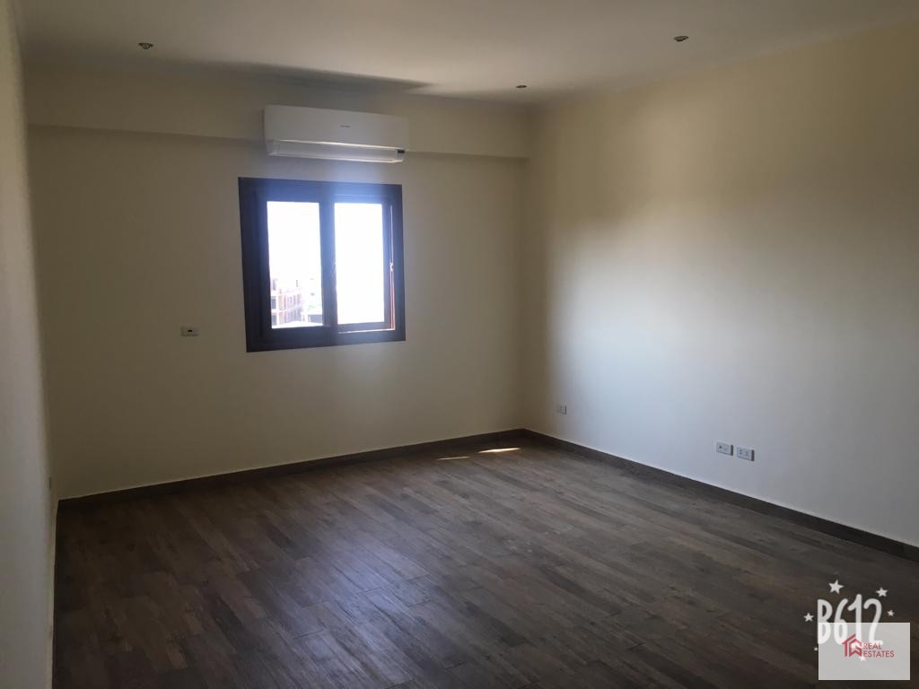 Apartamento alquiler nuevo El Cairo Egipto Deplomesyeen Compound con vistas al centro comercial Arabella