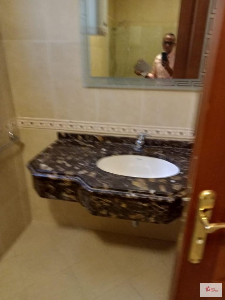 Güney Akademi Alanı C 220 metre, 3 yatak odası, 2 banyo, 3 resepsiyon odası, 2 balkon, Cenevre Meydanı'na bakan, 4 dönüm. Araplara değil yabancılara ihtiyaç var