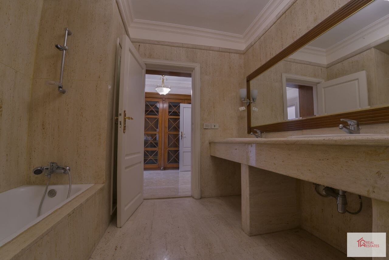 Appartement à louer à Agouza, Gizeh, Egypte Superficie : 472 m Il se compose de 4 chambres dont 2 avec salle de bain Location