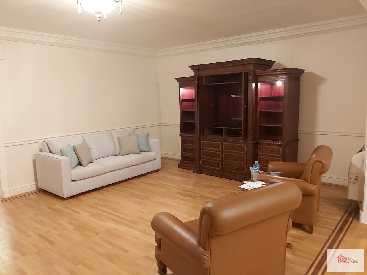 Appartement à louer à Agouza, Gizeh, Egypte Superficie : 472 m Il se compose de 4 chambres dont 2 avec salle de bain Location