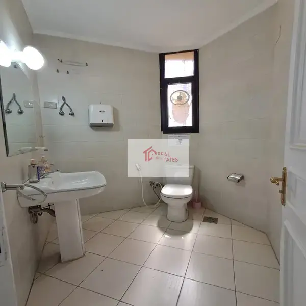 Spazio ufficio in affitto nel sobborgo di Sarayate a 500 metri, posizione privilegiata al Cairo, in Egitto