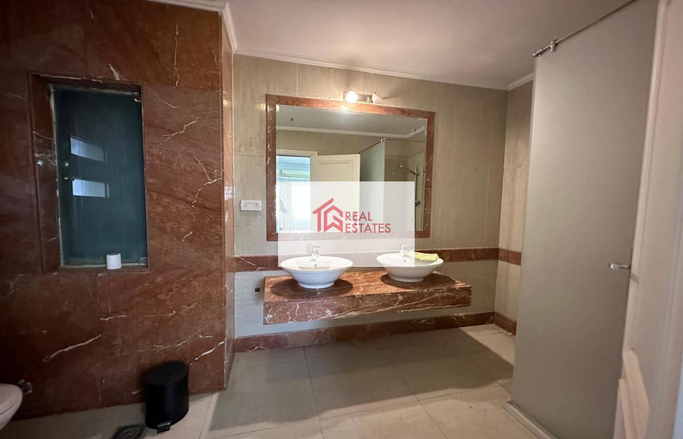 Sarayat Maadi'de Kiralık Çarpıcı Penthouse 4 yatak odalı Maadi'de En İyi Fiyat En Kaliteli Emlak