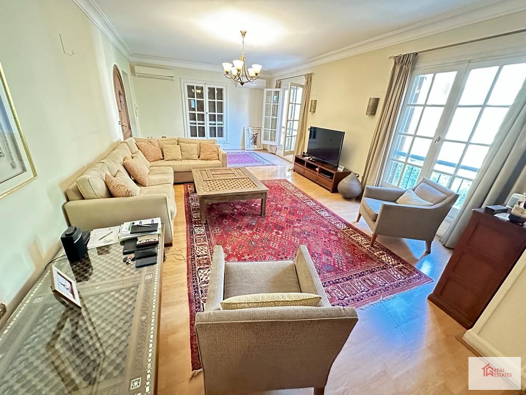 Magnifique Penthouse dans une villa avec entrée privée à louer à Maadi Sarayat - Egypte