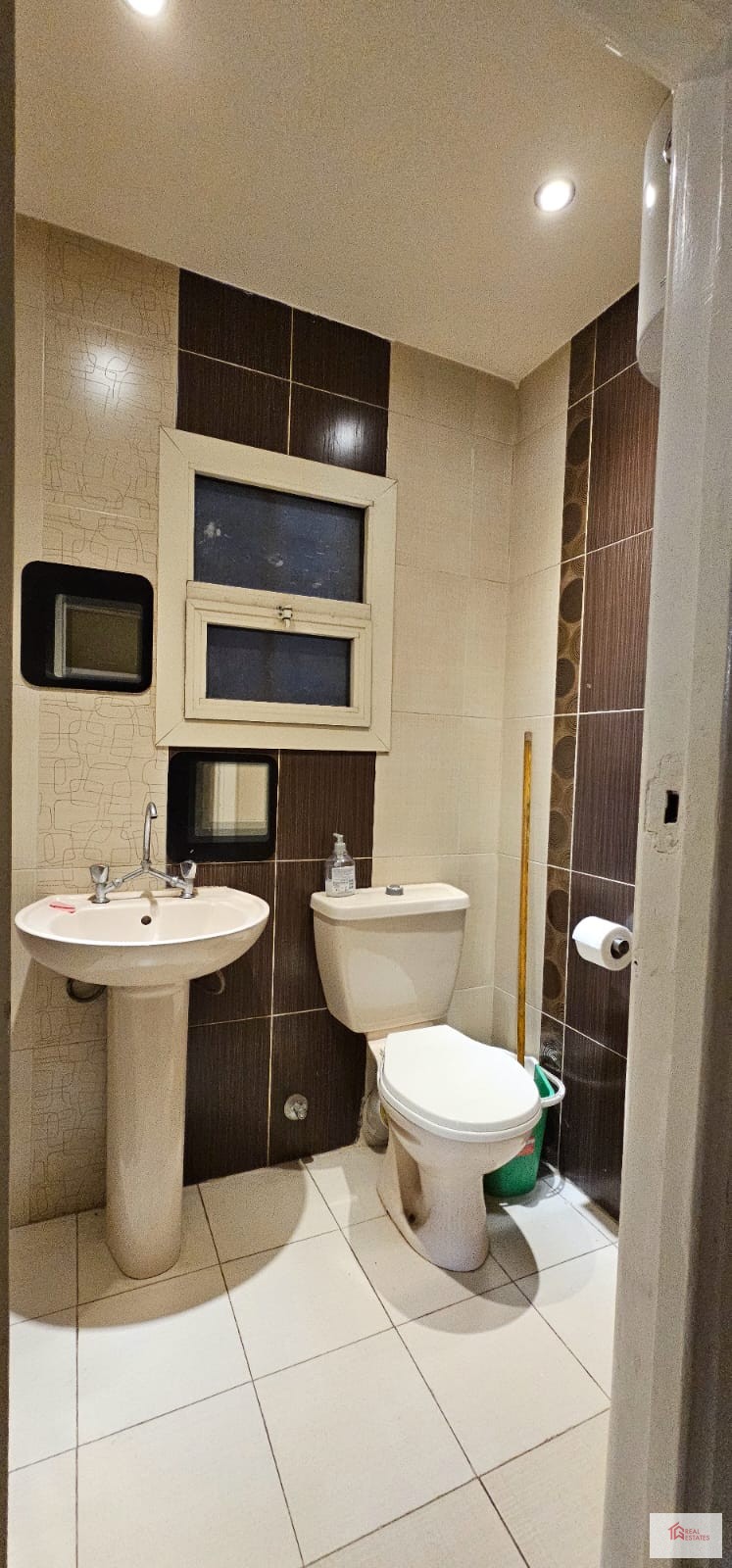 Appartamento ammobiliato in affitto a el malek el Afdal Zamalek Cairo Egitto 2 camere da letto, 1 bagno 1 WC e un balcone con vista sul Nilo. Affitto